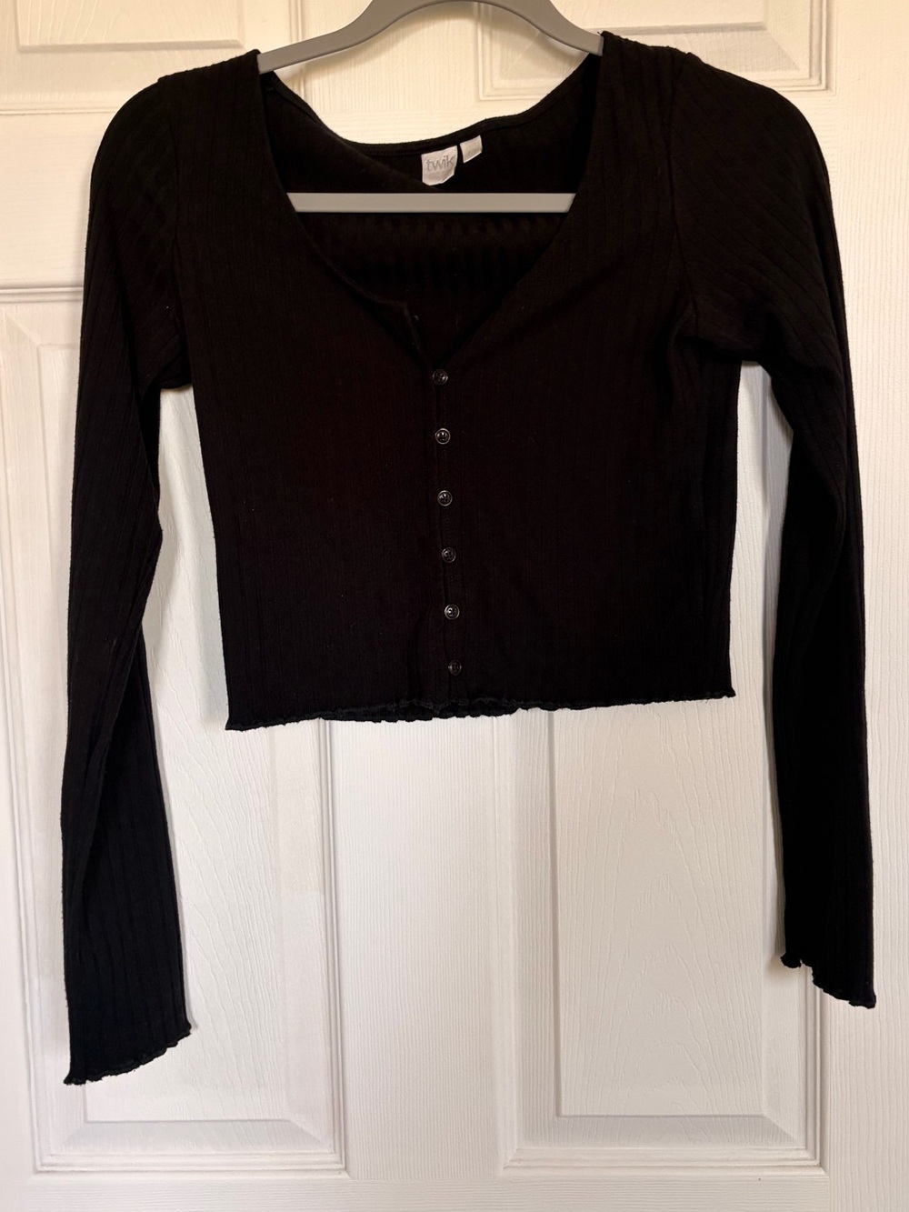 Simon’s crop long sleeve button up top lettuce trim | black